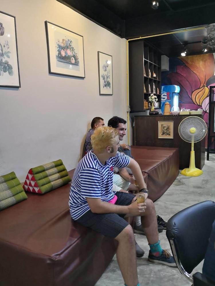 Feel Like Home Dormitory - Hostel