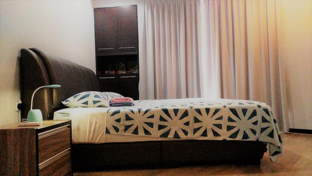 PJ8 Service Suite Pool View