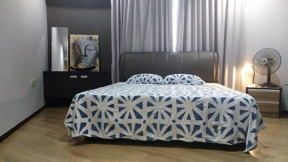 PJ8 Service Suite Pool View