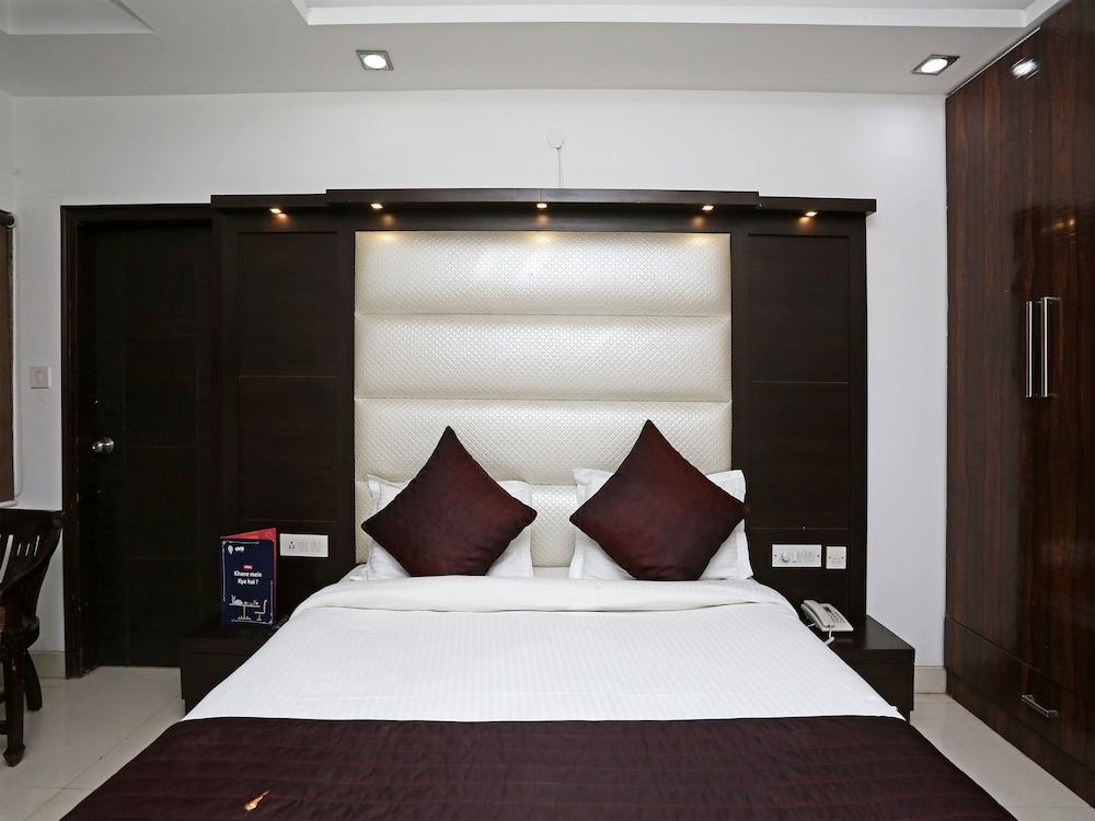 OYO 14389 Diplomat Suites