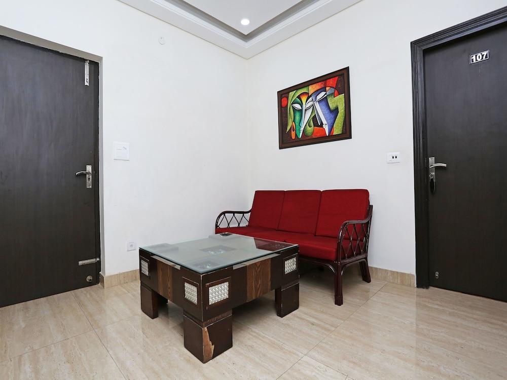 OYO 14389 Diplomat Suites