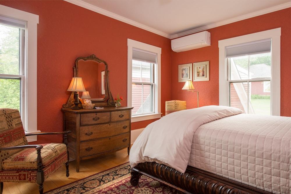 The Lake House at Ferry Point