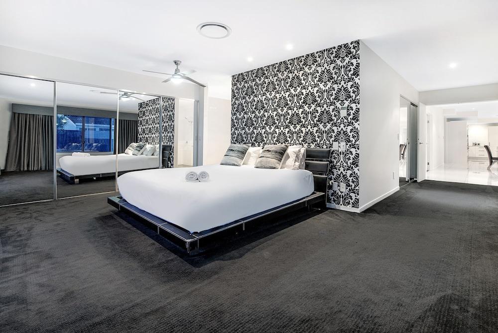 Sunrise Executive 5 Bedroom Home