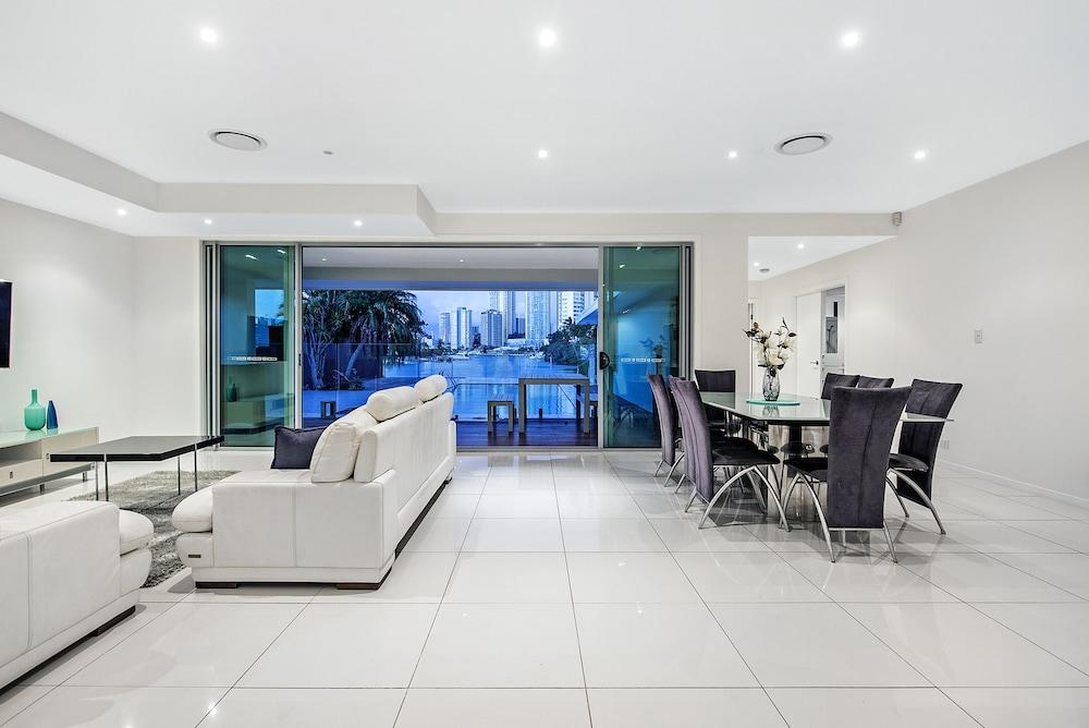 Sunrise Executive 5 Bedroom Home