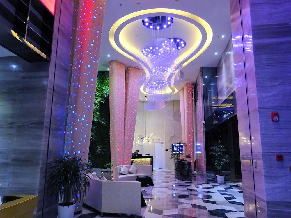 Holiday Villa Hotel & Residence