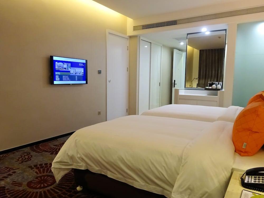 Holiday Villa Hotel & Residence