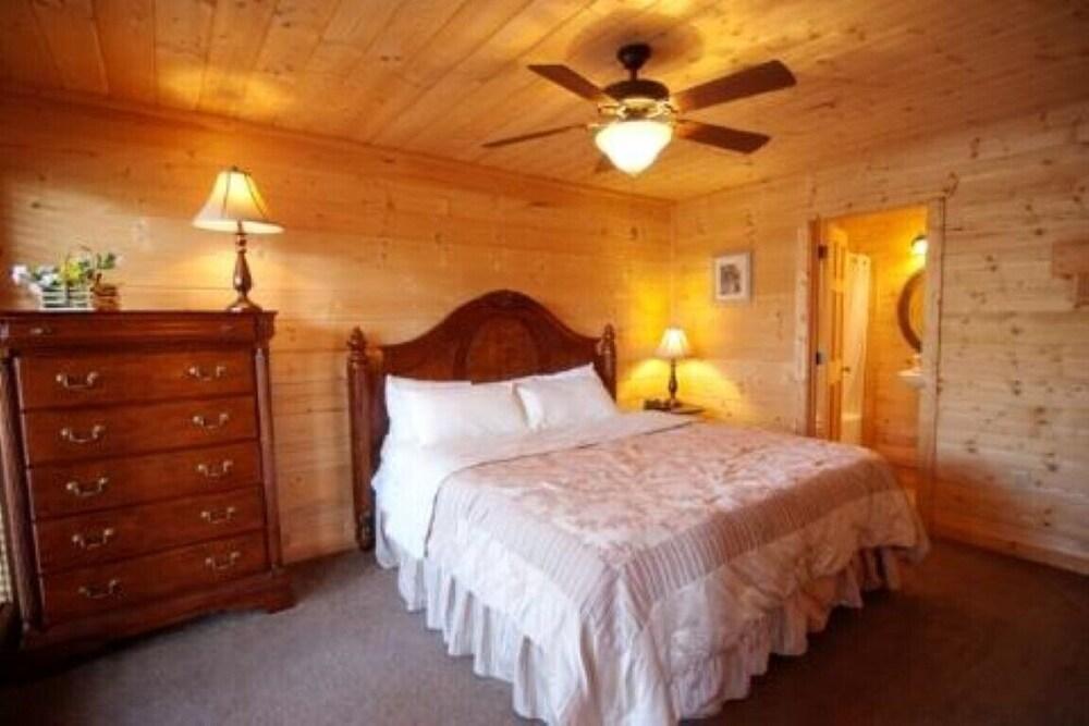 Cloud Nine - 5 Bedrooms, 5 Baths, Sleeps 16 Home by Redawning