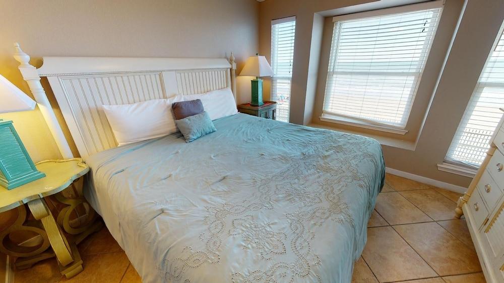 Seascape 2113 2 Bedroom Condo by RedAwning