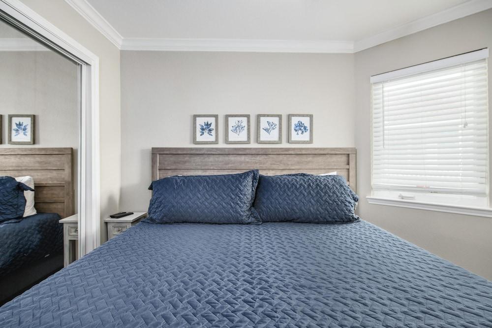 Seascape 1304 Studio Bedroom Condo by RedAwning