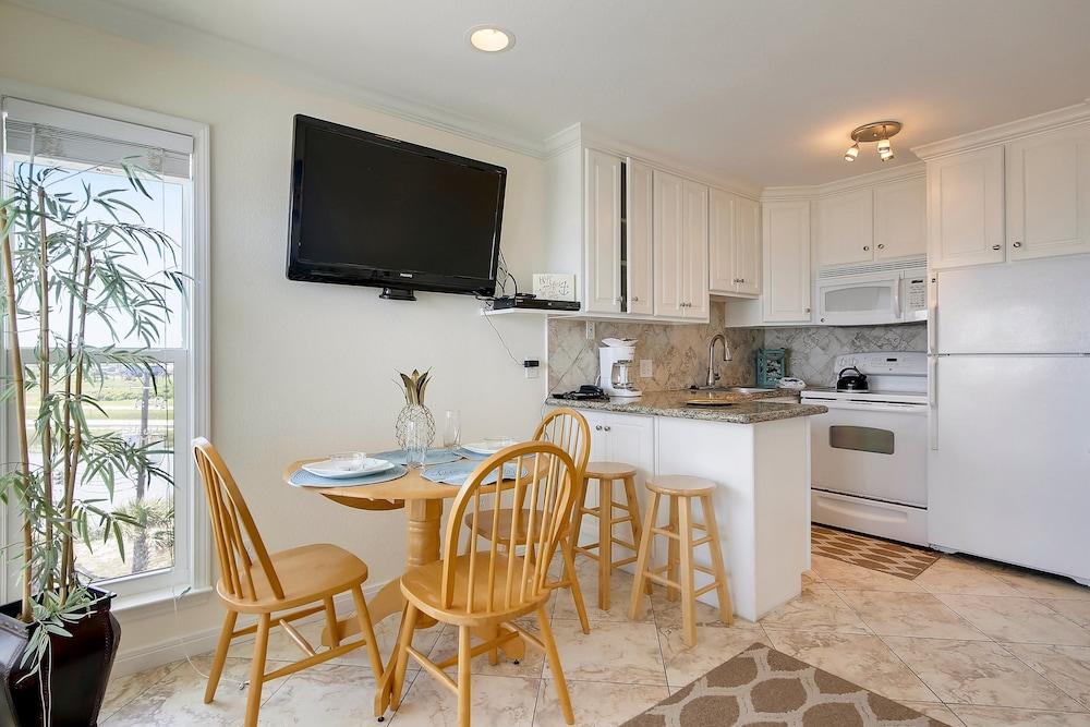 Seascape 1303 Studio Bedroom Condo by RedAwning