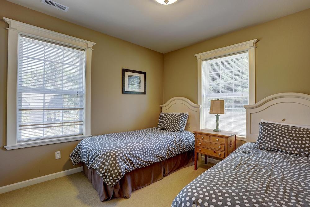 Westside Walkable 3 Bedroom Home by Redawning