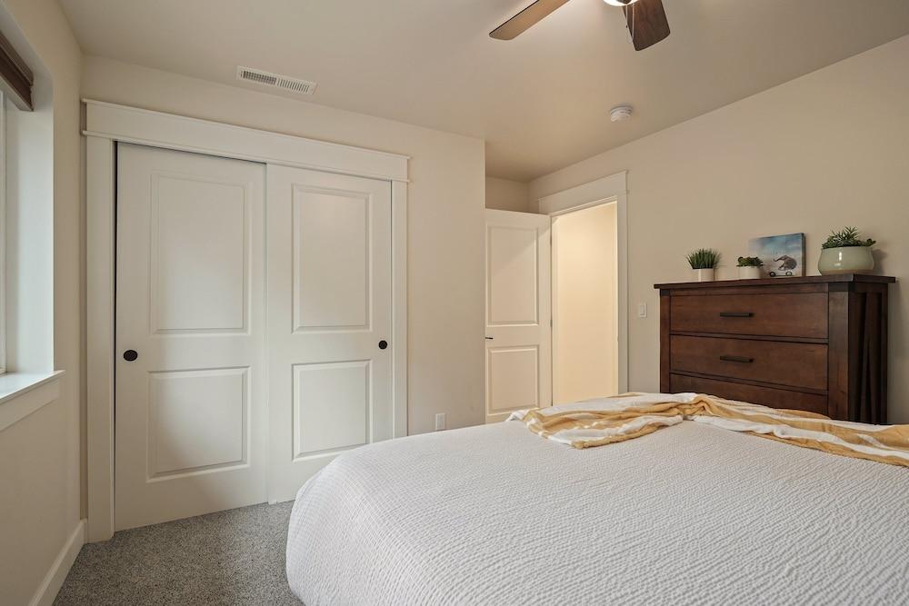 Trails End 5 Bedroom Home by RedAwning