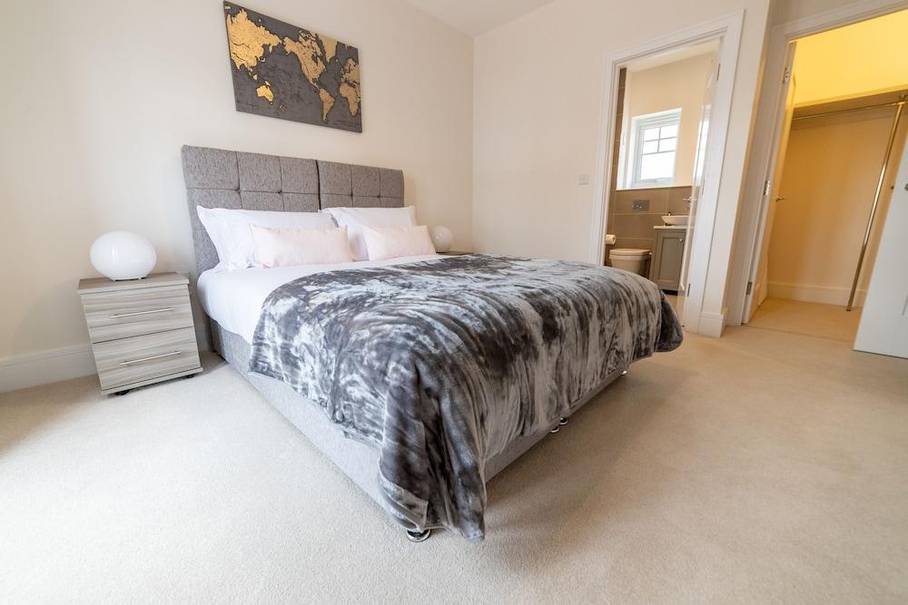 Reading Green Park Village Serviced Apt