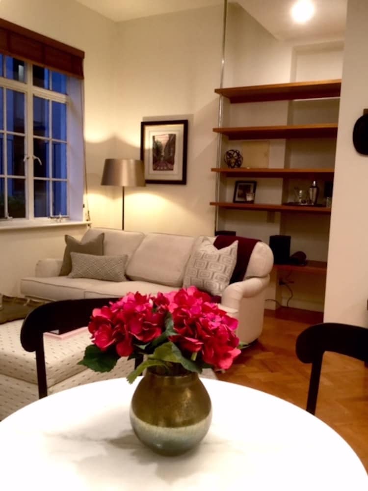 StayCentral - Little Paris (Melbourne CBD)