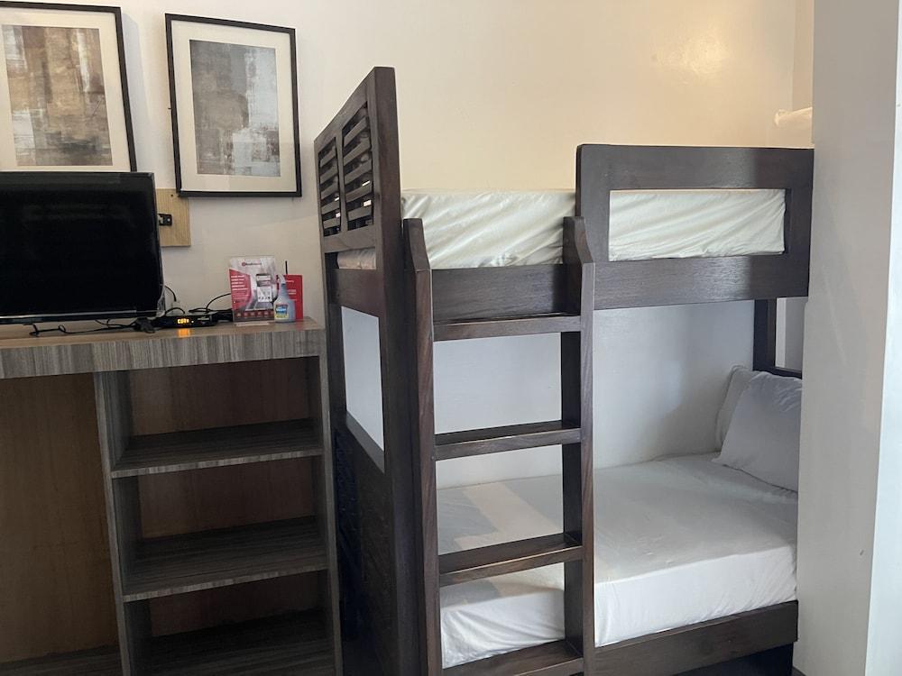 Anton's Loft Designer Resort Pansol