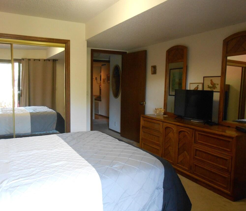 Lakefront Home With BBQ on the Deck - Unit 0404 by Redawning