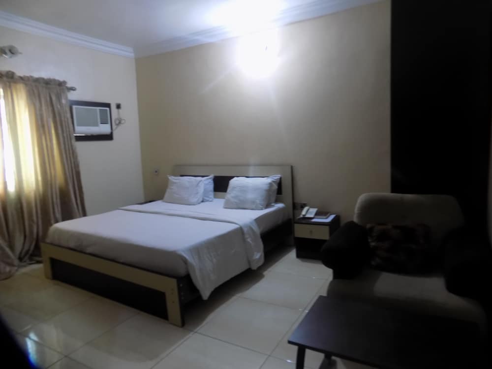 Moongate Hotel and Suites