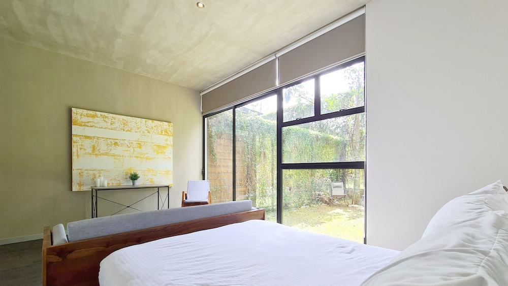 BEE Suites Santa Ana