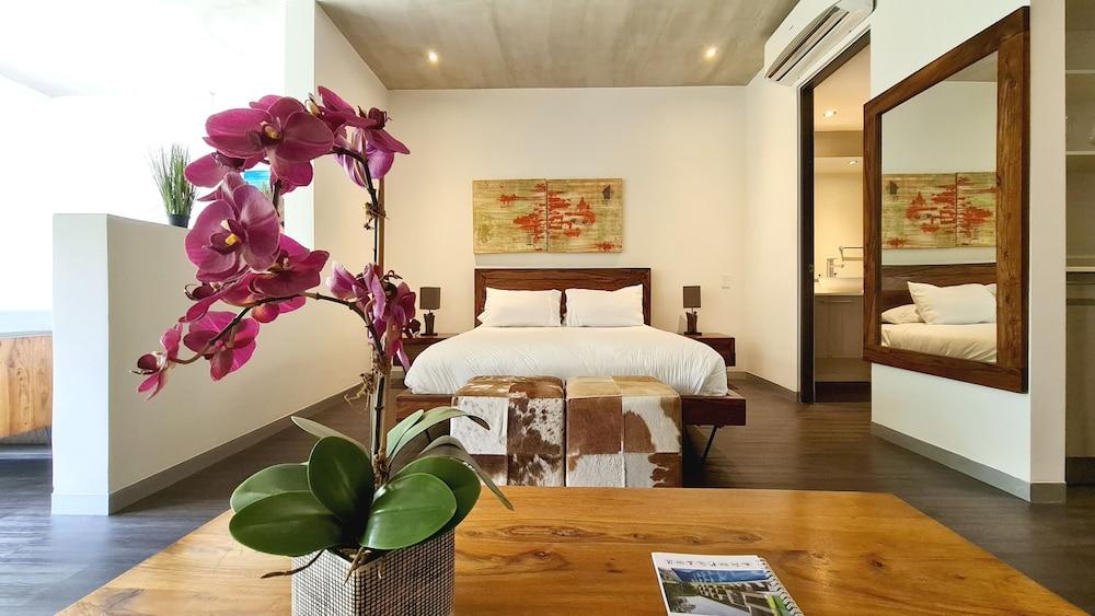 BEE Suites Santa Ana