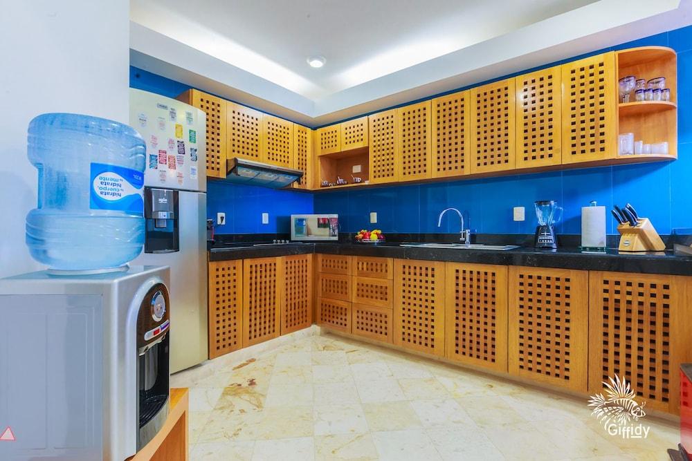 Deep Blue Condos - Entire