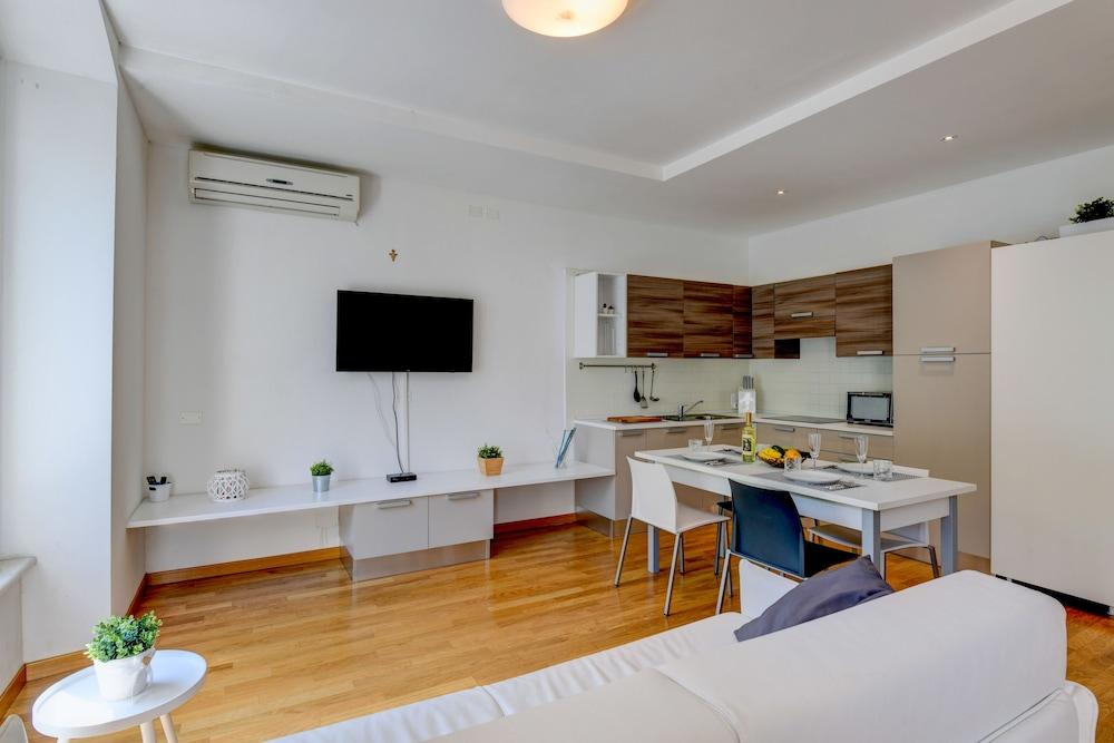 Desenzanoloft – Blue Eyes