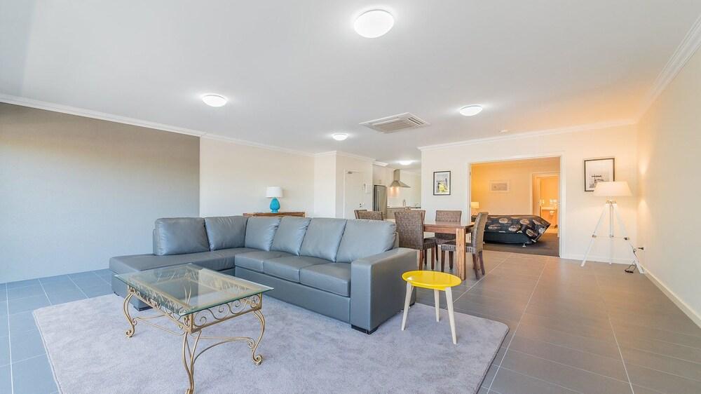 Thompson Avenue Apartments No.4