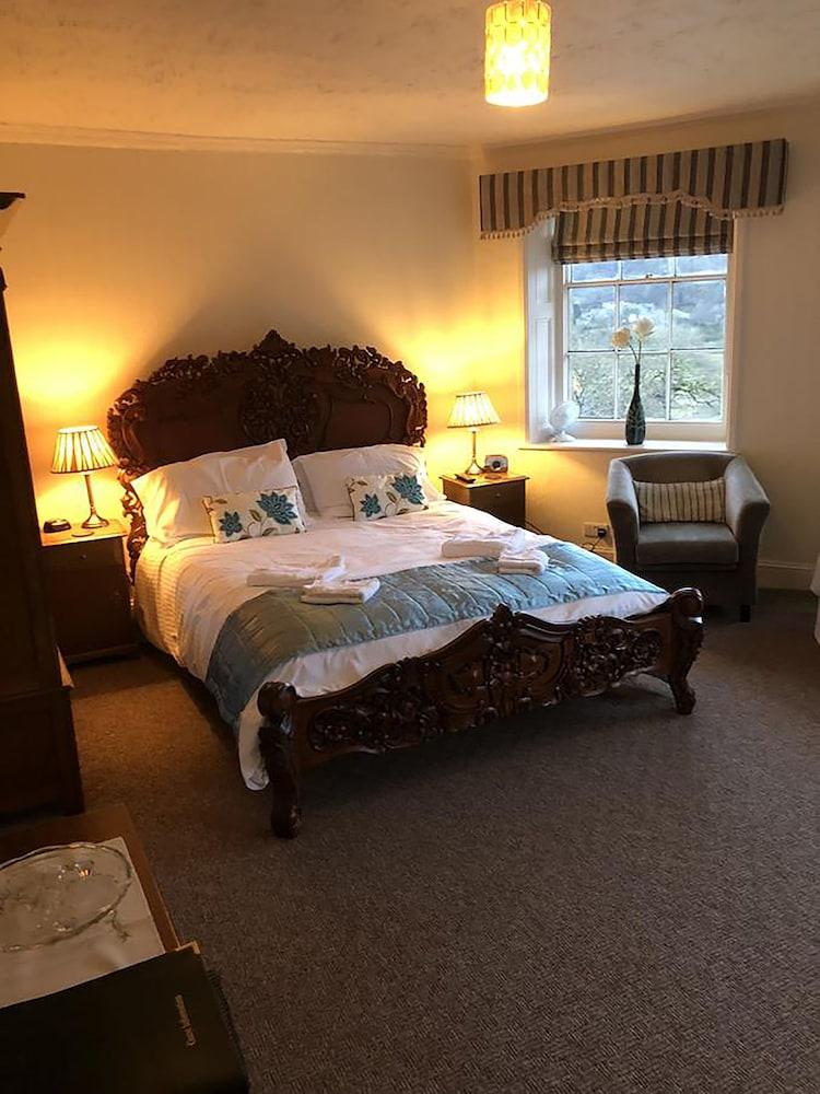 The Oakeley Arms Hotel