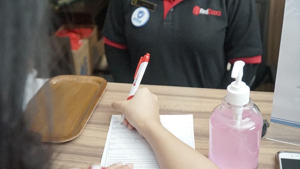 RedDoorz near Pancoran