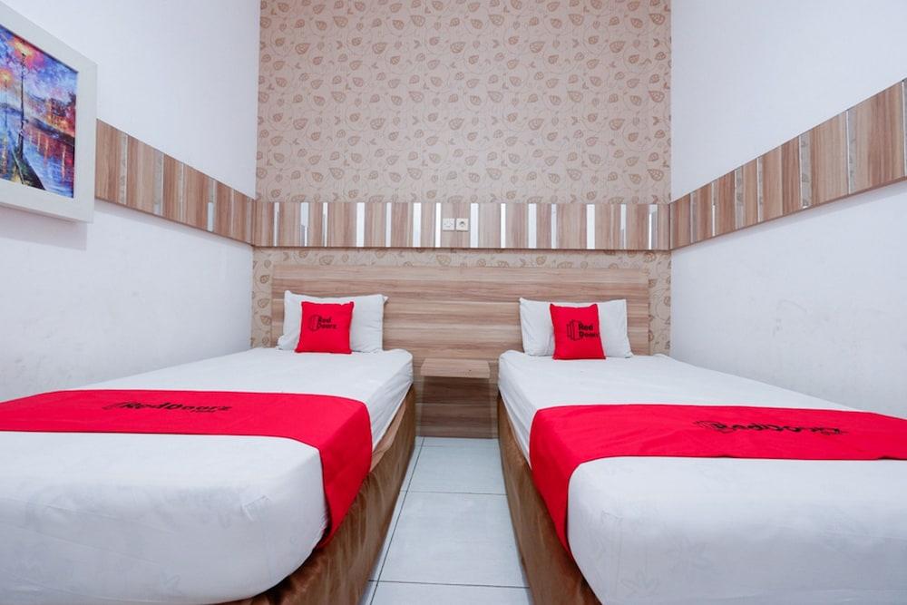 RedDoorz near Plaza Simpang Lima