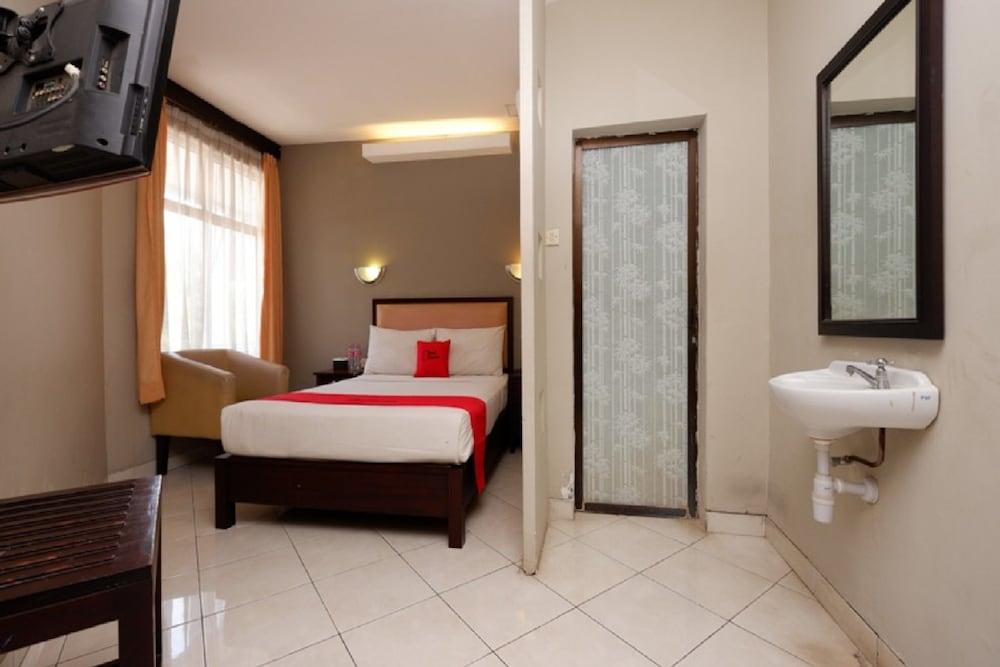 RedDoorz Plus @ Singosari Raya