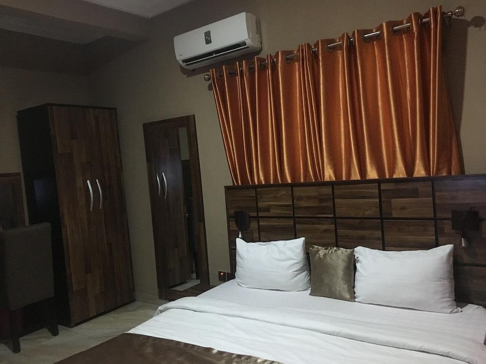 Momak 4 Hotel & Suites