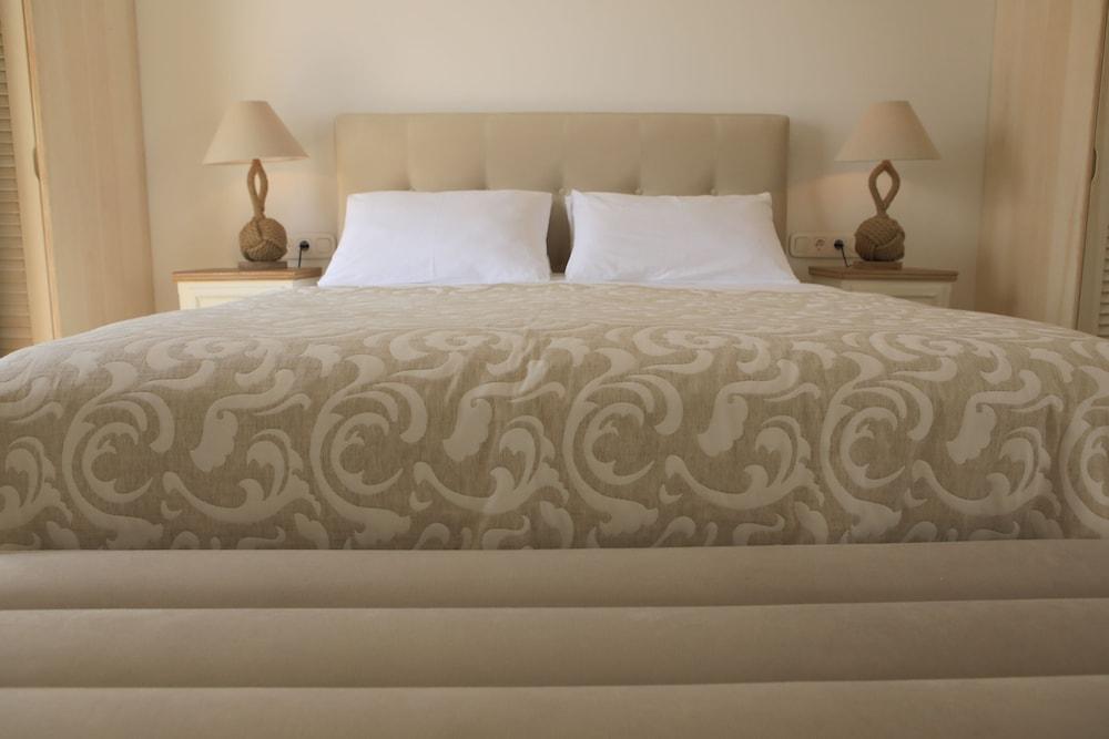 Theasis Luxury Suites