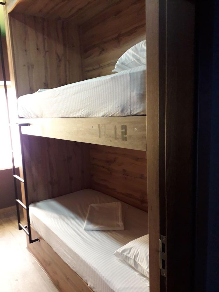 Full House Capsule Hostel