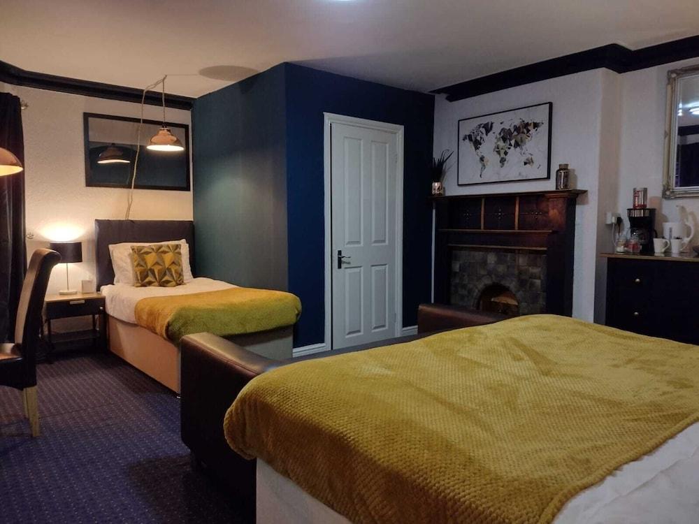 The Crown Inn - By Blunt Bars