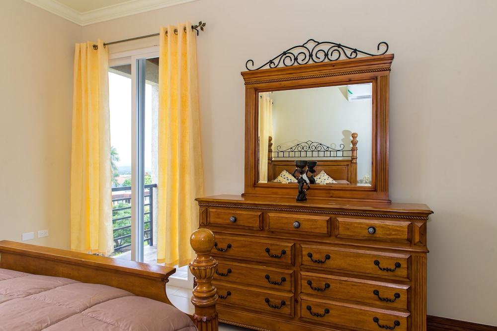 Kinsgton Modern Duplex Apartment with Pool