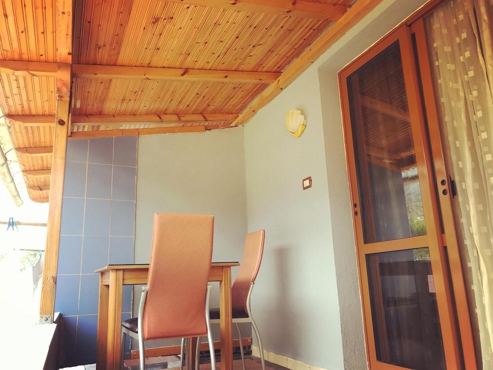 Gold Guest House & Bar