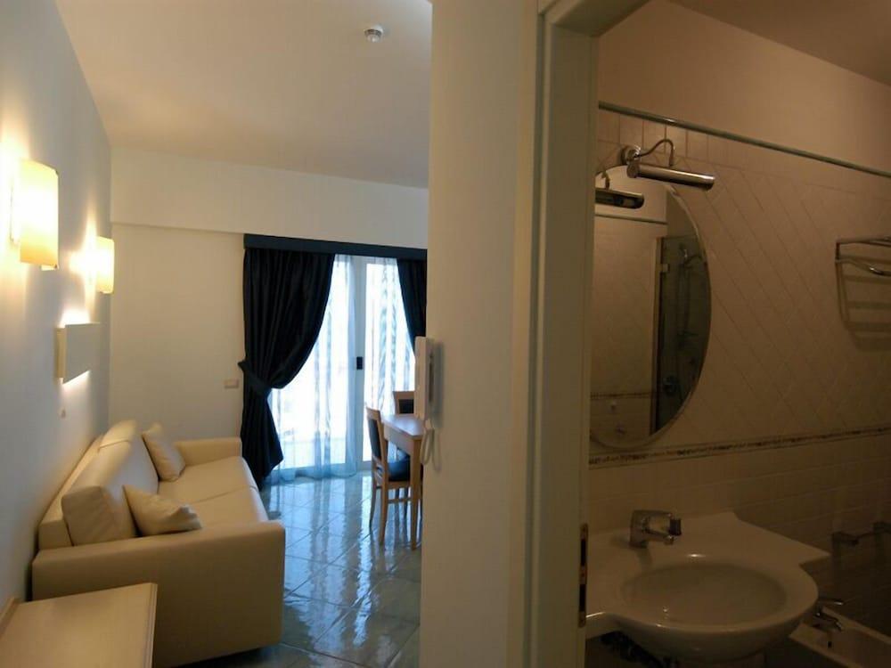 Suites Venustas Park