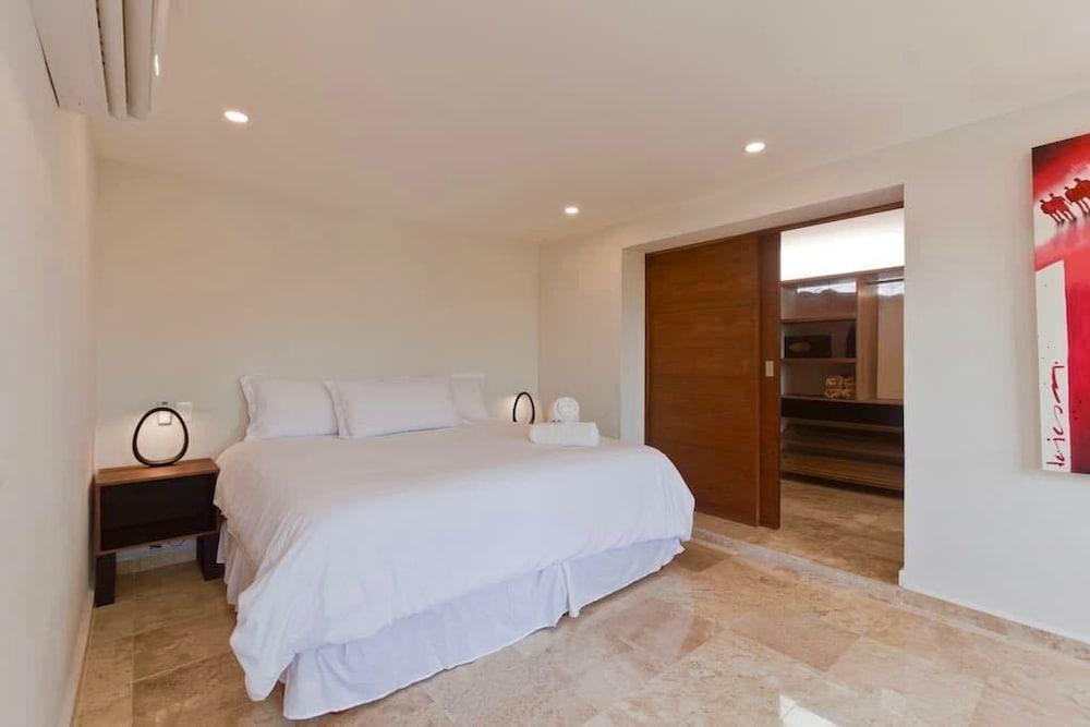 Ocean Plaza 13 by Praia