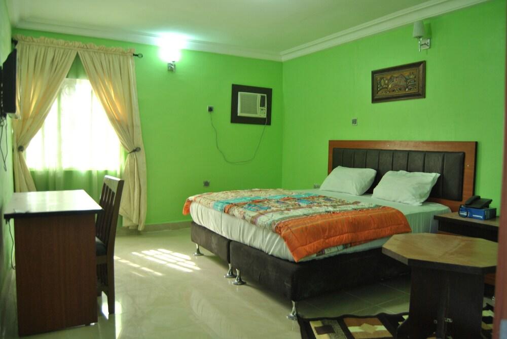 De Royal Legacy Hotel and Suites