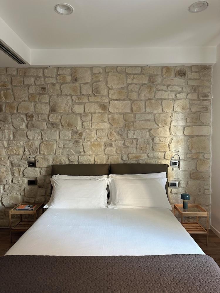 Olivia Rooms Teocrito