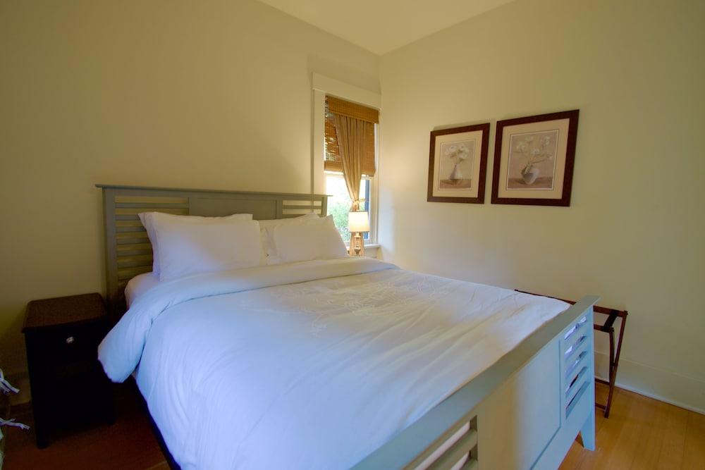 Phinney Ridge Flat Backyard Oasis