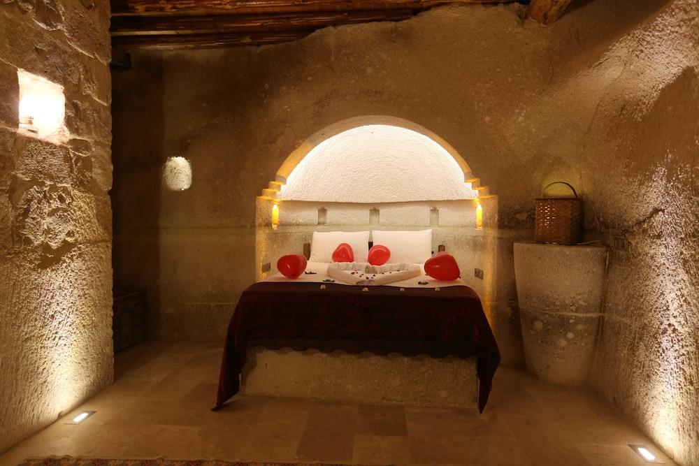 Abu Hayat Cave Suites