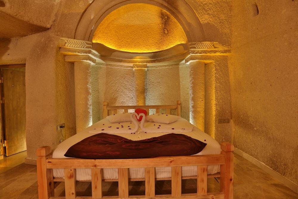 Abu Hayat Cave Suites