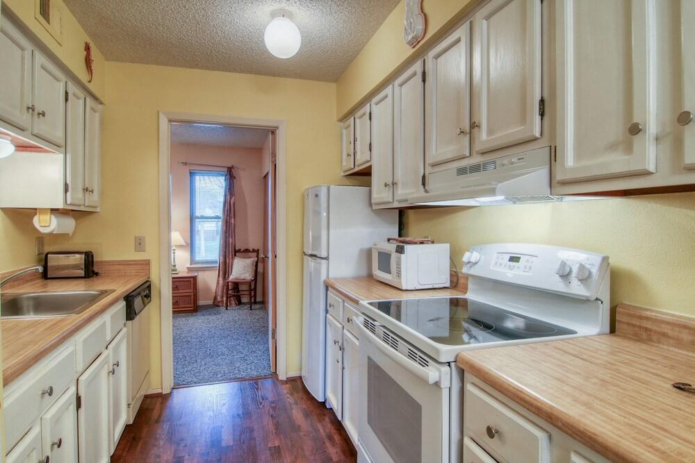 Courtyard #212 1 Bedroom Condo by Redawning