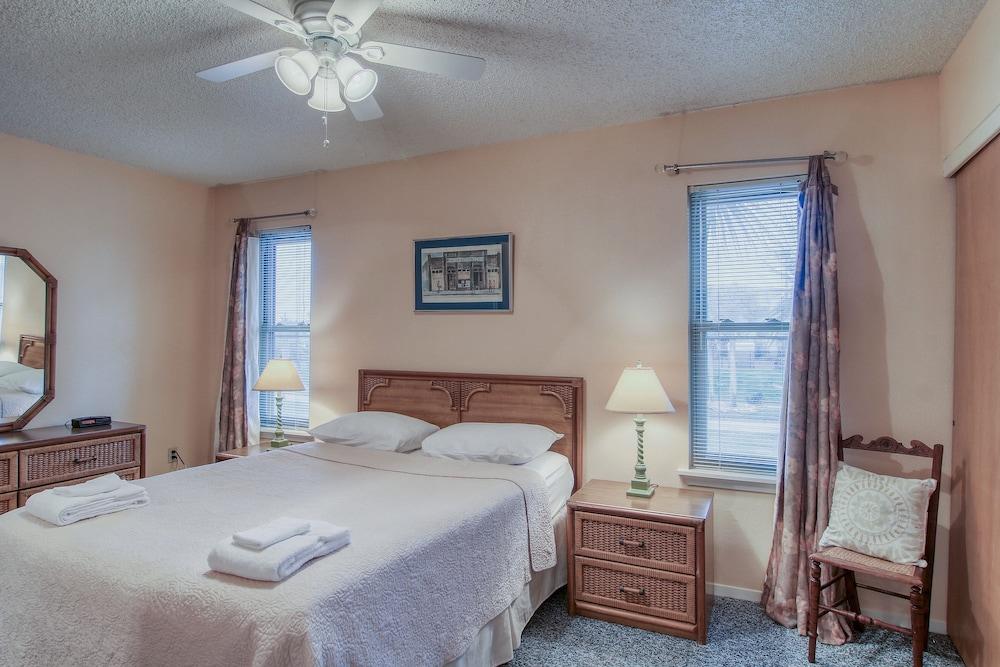 Courtyard #212 1 Bedroom Condo by Redawning