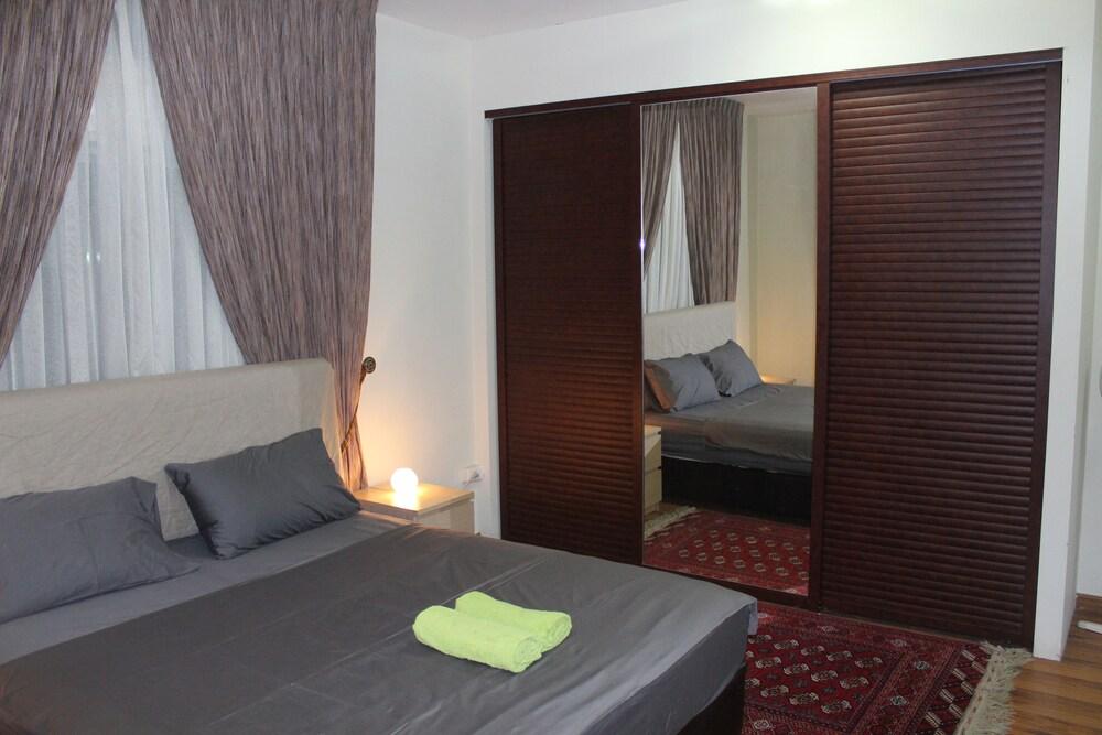 Beautiful 2 BR Apt Quiet & Private