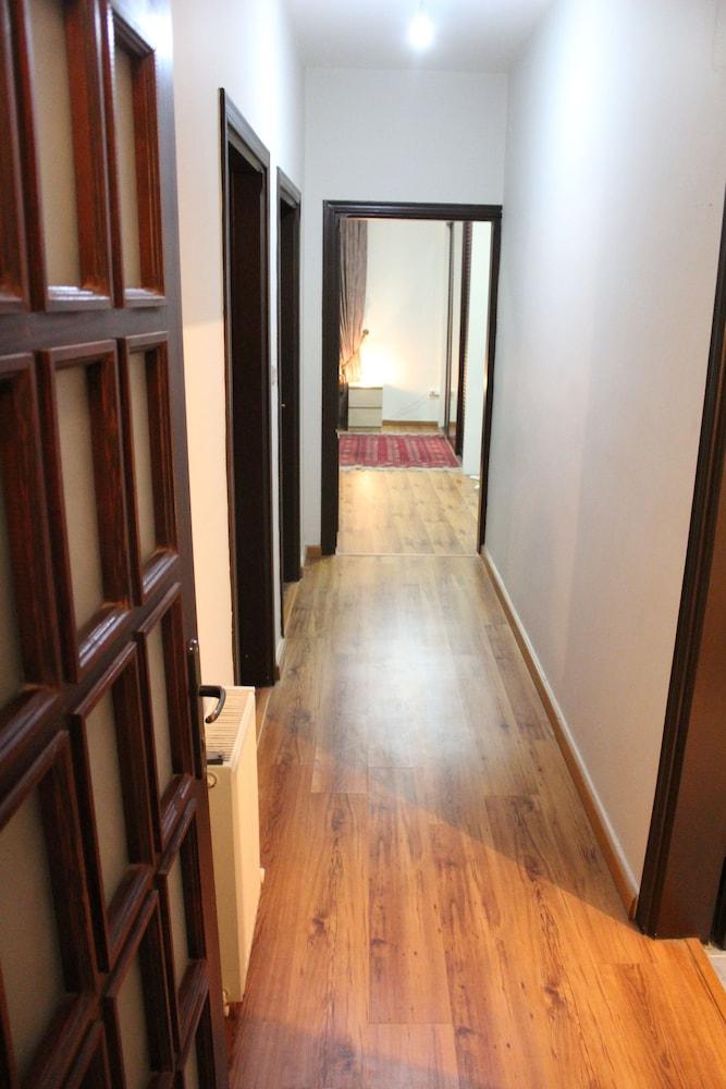 Beautiful 2 BR Apt Quiet & Private