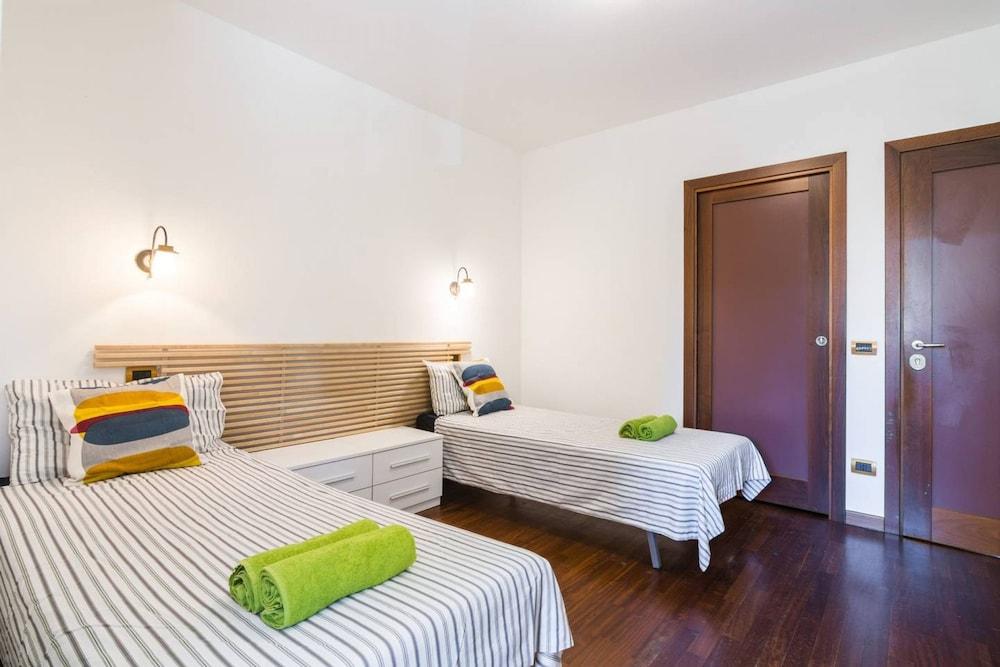 4 Bedroom Villa near Metro