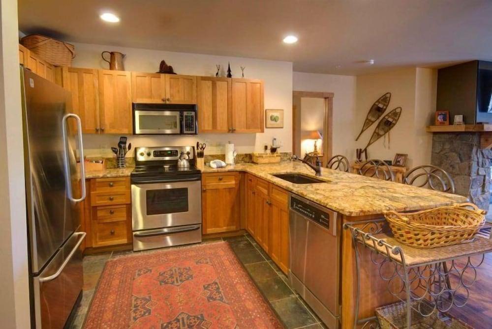 3 Bedroom Condo in River Run with Shared Pool, Hot Tubs, 100 yards to Gondola