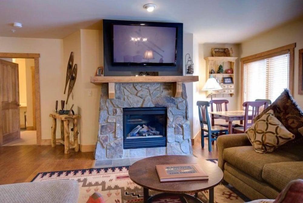 3 Bedroom Condo in River Run with Shared Pool, Hot Tubs, 100 yards to Gondola